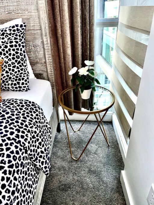Stunning Condo Wit Amazing View 5Mins From Cntower 토론토 외부 사진