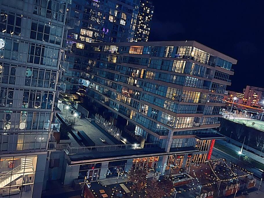 Stunning Condo Wit Amazing View 5Mins From Cntower 토론토 외부 사진