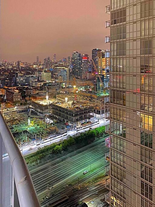 Stunning Condo Wit Amazing View 5Mins From Cntower 토론토 외부 사진