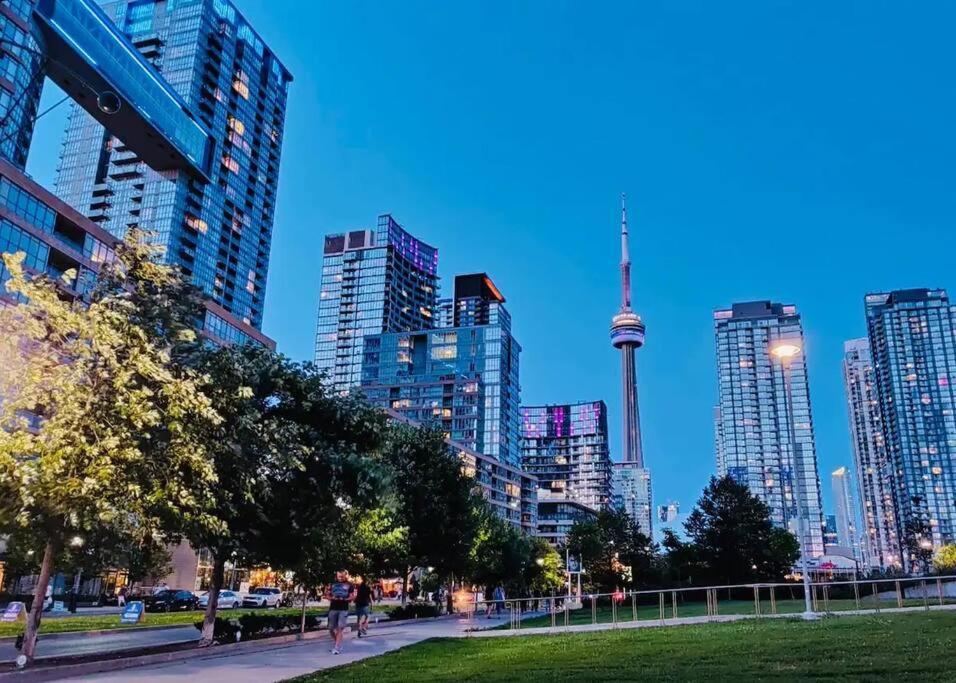 Stunning Condo Wit Amazing View 5Mins From Cntower 토론토 외부 사진